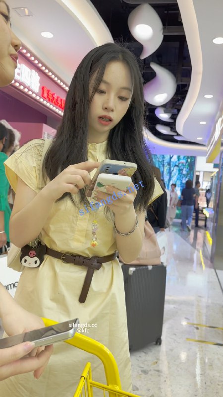 Picture 4 from 裙底下的风光 2024-09-20 08:18:16