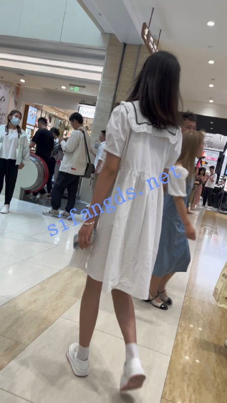 #KFC 清纯女大学生，长裙白内还防着后面，只能追着拍  #抄底 #丝袜 #偷拍 #走光 #...