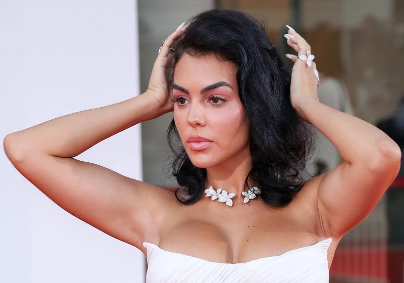Picture 2 from ‌Georgina Rodriguez Hot 🔥 2024-10-15 08:18:41